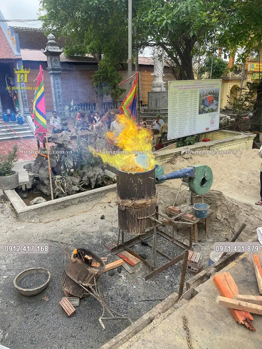 Đội ngũ thợ lành nghề của Hoàng Gia đang nung nóng chảy đồng